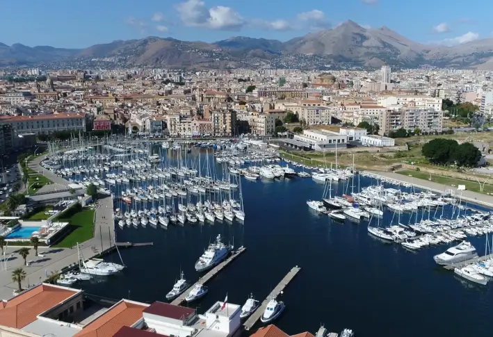 Blick auf den Yachthafen und das Foto Italico
